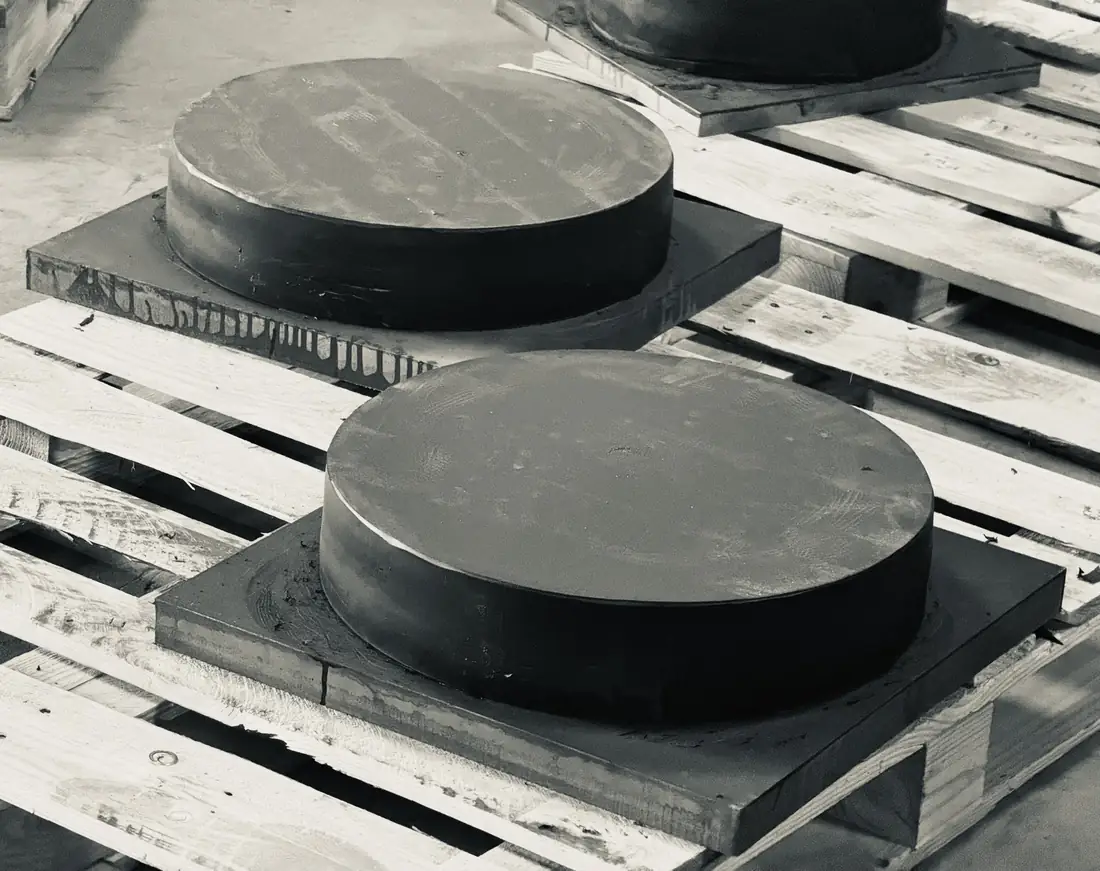 Round laminated elastomeric bearings seated on steel load plates